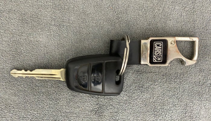2018 Hyundai Xcent S 1.2, CNG, Manual, 1,19,547 km, Key Close Up