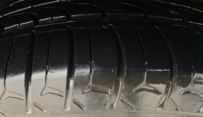 2016 Maruti Baleno DELTA PETROL 1.2, Petrol, Manual, 1,01,654 km, Right Front Tyre Tread