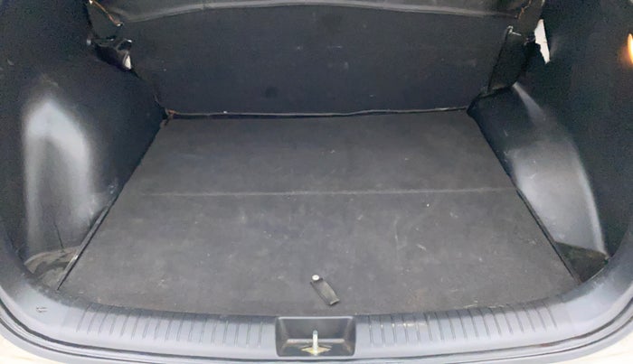 2017 Hyundai Creta E PLUS 1.6 PETROL, Petrol, Manual, 63,384 km, Boot Inside