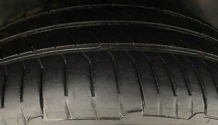 2016 Skoda Rapid 1.5 TDI CR STYLE PLUS AT, Diesel, Automatic, 1,05,843 km, Right Rear Tyre Tread