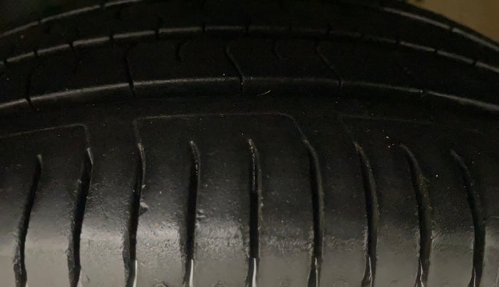 2016 Skoda Rapid 1.5 TDI CR STYLE PLUS AT, Diesel, Automatic, 1,05,843 km, Left Front Tyre Tread