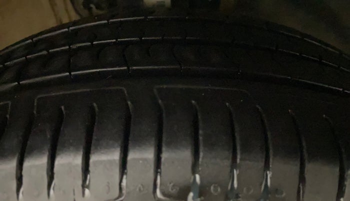 2016 Skoda Rapid 1.5 TDI CR STYLE PLUS AT, Diesel, Automatic, 1,05,843 km, Right Front Tyre Tread