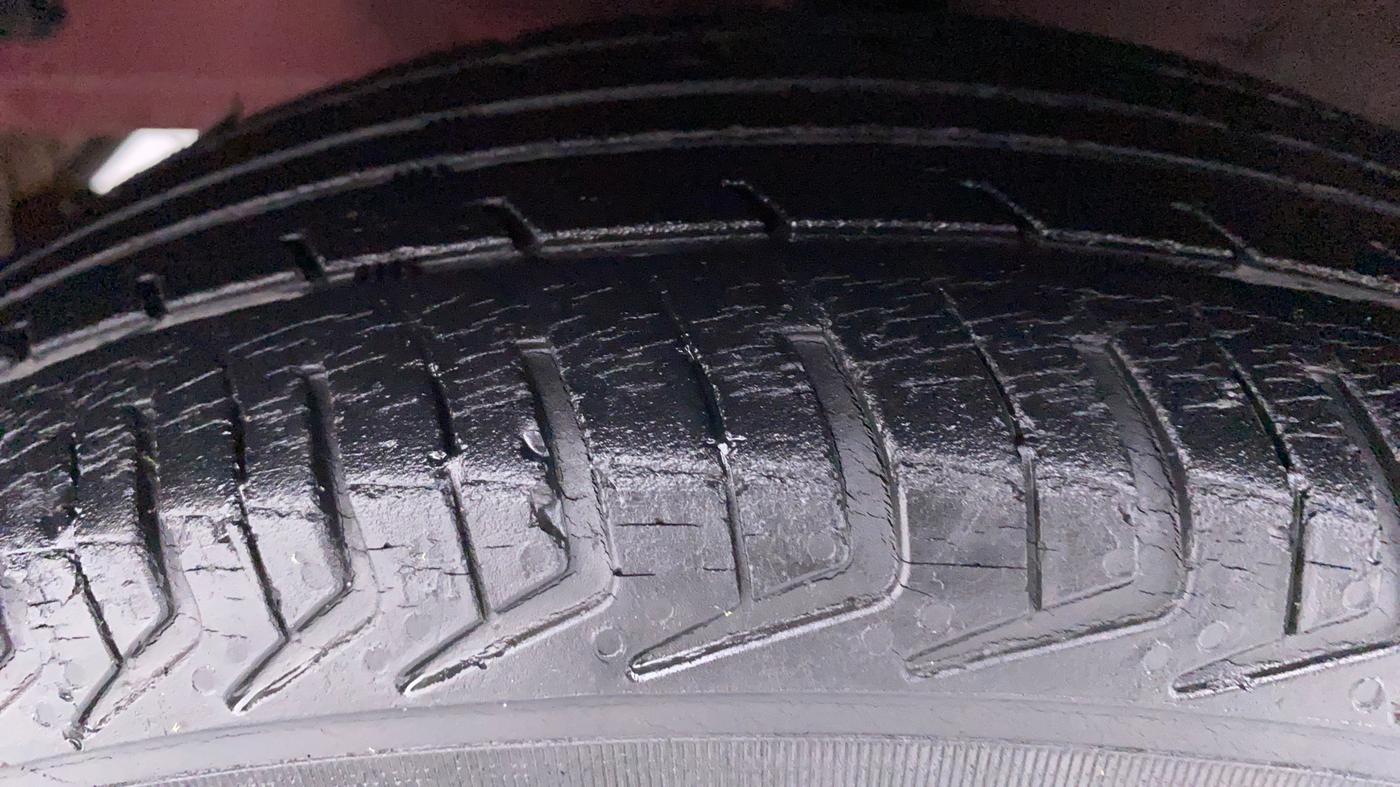 2016 Hyundai Eon ERA PLUS, Petrol, Manual, 25,823 km, Left Front Tyre Tread