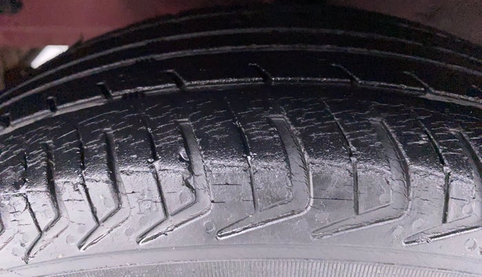 2016 Hyundai Eon ERA PLUS, Petrol, Manual, 25,823 km, Left Front Tyre Tread