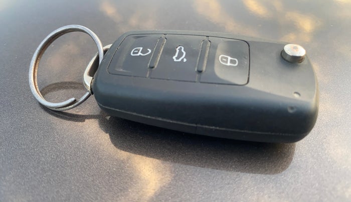 2016 Volkswagen Ameo TRENDLINE 1.2L, CNG, Manual, 1,38,957 km, Key Close Up