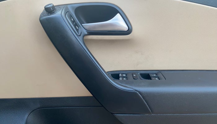 2016 Volkswagen Ameo TRENDLINE 1.2L, CNG, Manual, 1,38,957 km, Driver Side Door Panels Control