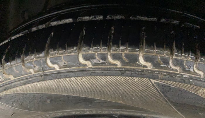 2016 Hyundai Grand i10 SPORTZ 1.2 KAPPA VTVT, Petrol, Manual, 26,923 km, Left Front Tyre Tread