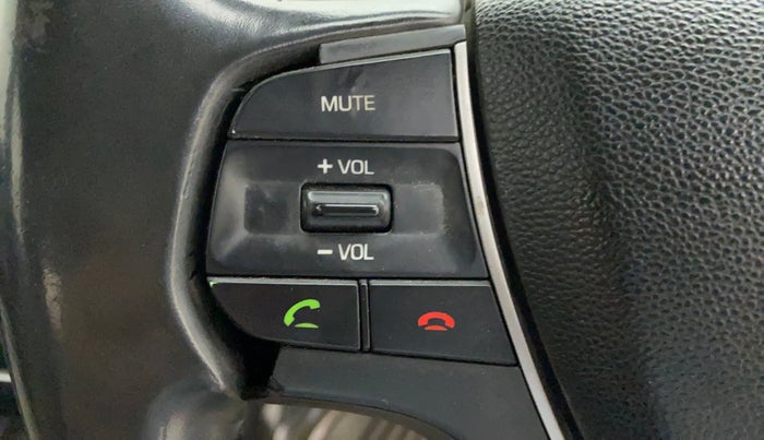 2015 Hyundai Elite i20 SPORTZ 1.2 (O), Petrol, Manual, 50,798 km, Steering wheel - Sound system control has minor damage