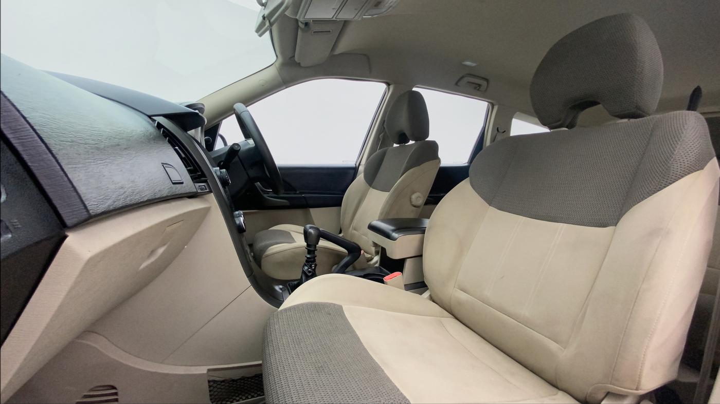 2015 Mahindra XUV500 W6, Diesel, Manual, 1,00,237 km, Right Side Front Door Cabin