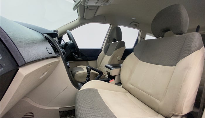 2015 Mahindra XUV500 W6, Diesel, Manual, 1,00,237 km, Right Side Front Door Cabin