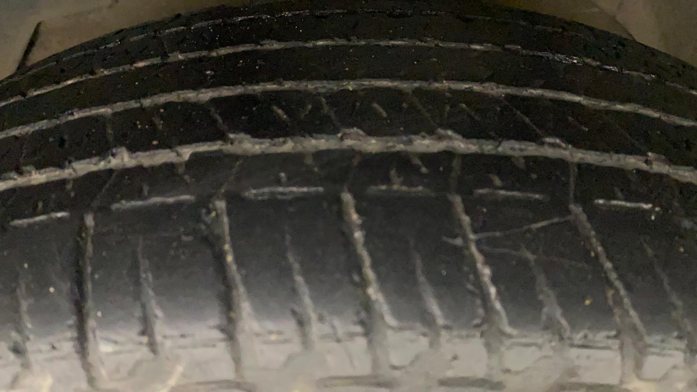 2015 Mahindra XUV500 W6, Diesel, Manual, 1,00,237 km, Left Front Tyre Tread