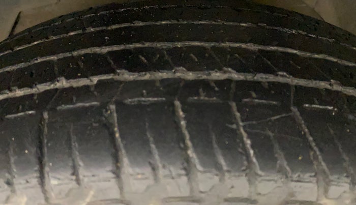 2015 Mahindra XUV500 W6, Diesel, Manual, 1,00,237 km, Left Front Tyre Tread
