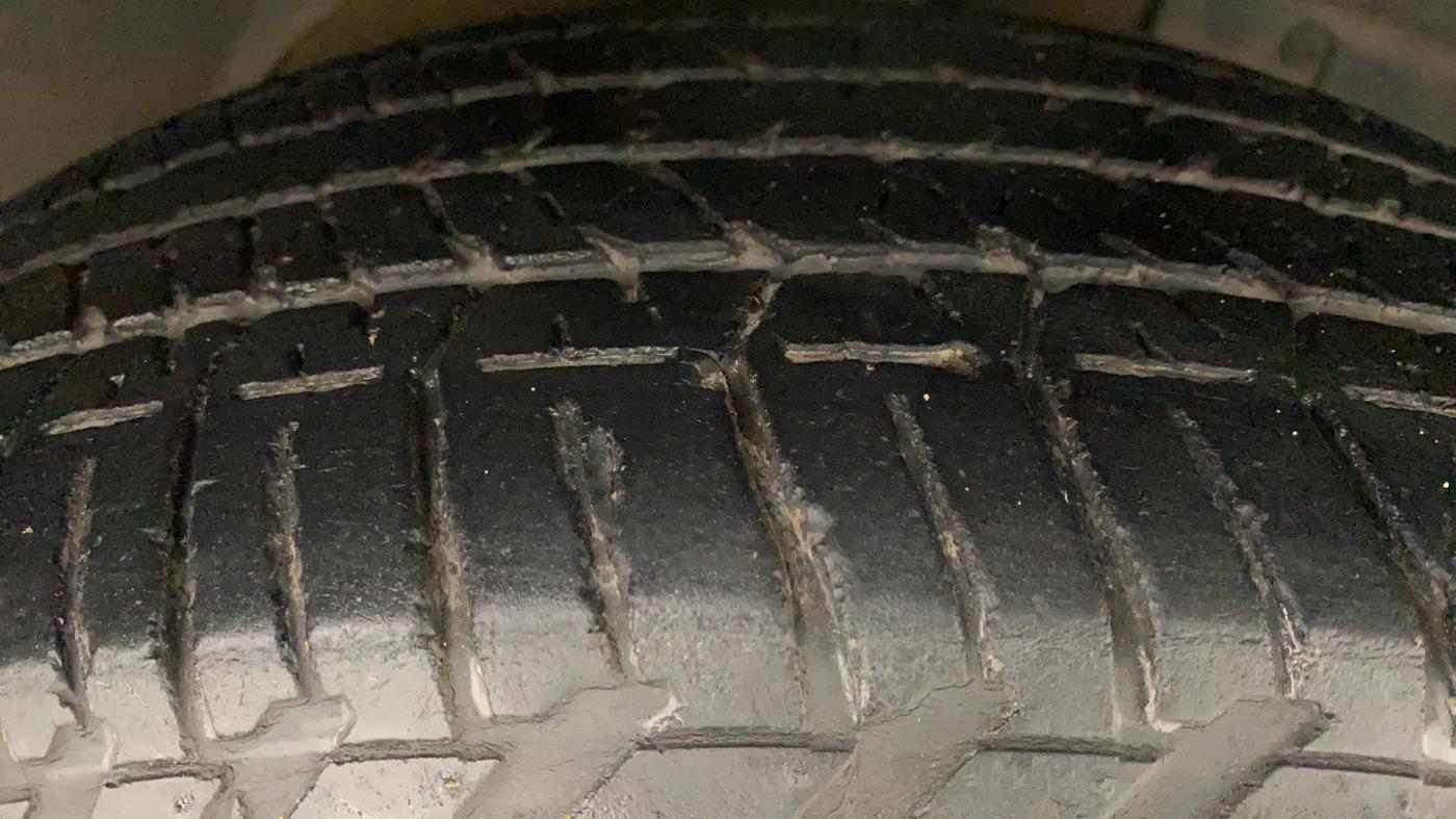 2015 Mahindra XUV500 W6, Diesel, Manual, 1,00,237 km, Right Front Tyre Tread