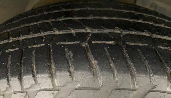 2015 Mahindra XUV500 W6, Diesel, Manual, 1,00,237 km, Right Front Tyre Tread