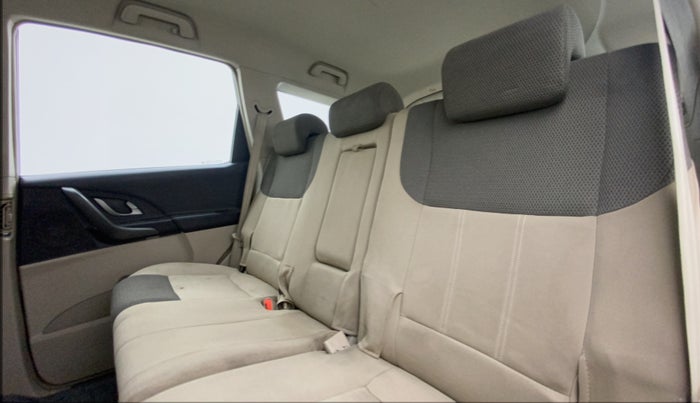 2015 Mahindra XUV500 W6, Diesel, Manual, 1,00,237 km, Right Side Rear Door Cabin