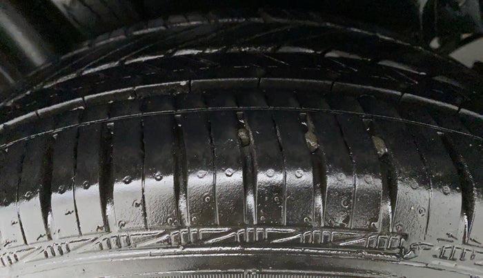 2016 Maruti Swift ZXI D, Petrol, Manual, 81,802 km, Left Front Tyre Tread