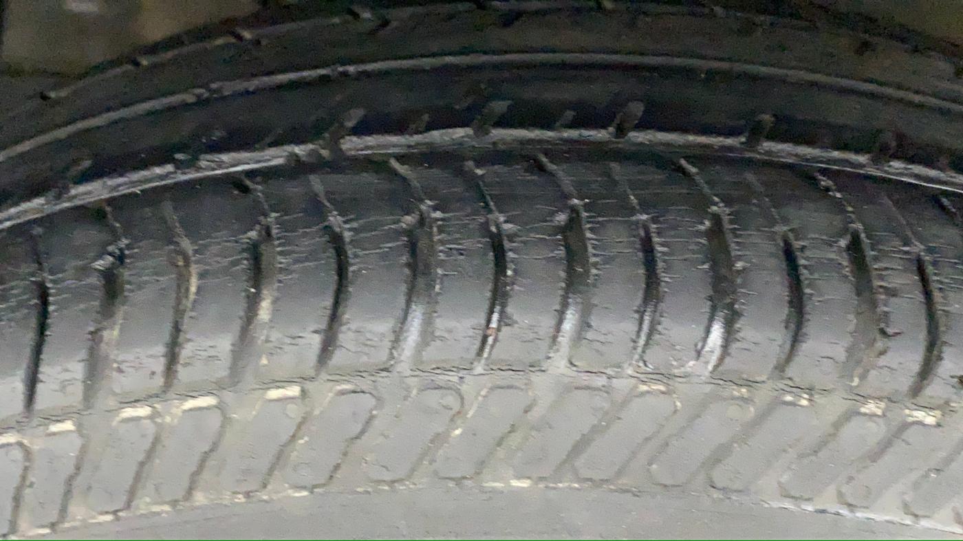 2014 Maruti Swift VXI, Petrol, Manual, 69,859 km, Left Front Tyre Tread