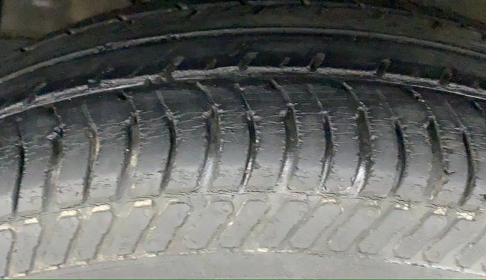 2014 Maruti Swift VXI, Petrol, Manual, 69,859 km, Left Front Tyre Tread