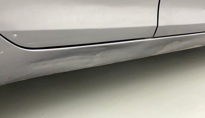 2014 Maruti Swift VXI, Petrol, Manual, 69,859 km, Right running board - Slightly dented