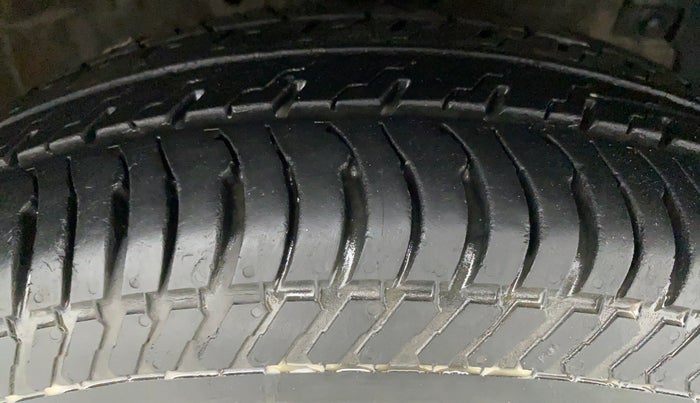 2014 Maruti Swift VXI, Petrol, Manual, 69,859 km, Right Front Tyre Tread