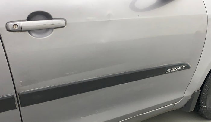 2014 Maruti Swift VXI, Petrol, Manual, 69,859 km, Driver-side door - Slightly dented
