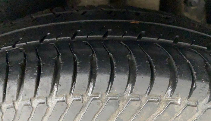 2014 Maruti Swift VXI, Petrol, Manual, 69,859 km, Left Rear Tyre Tread
