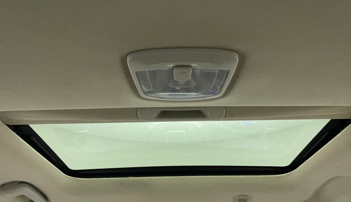 2021 Mahindra XUV300 W6 1.2 PETROL AMT, Petrol, Automatic, 29,945 km, Moonroof/ Sunroof
