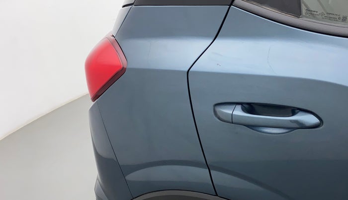 2021 Mahindra XUV300 W6 1.2 PETROL AMT, Petrol, Automatic, 29,945 km, Right quarter panel - Minor scratches