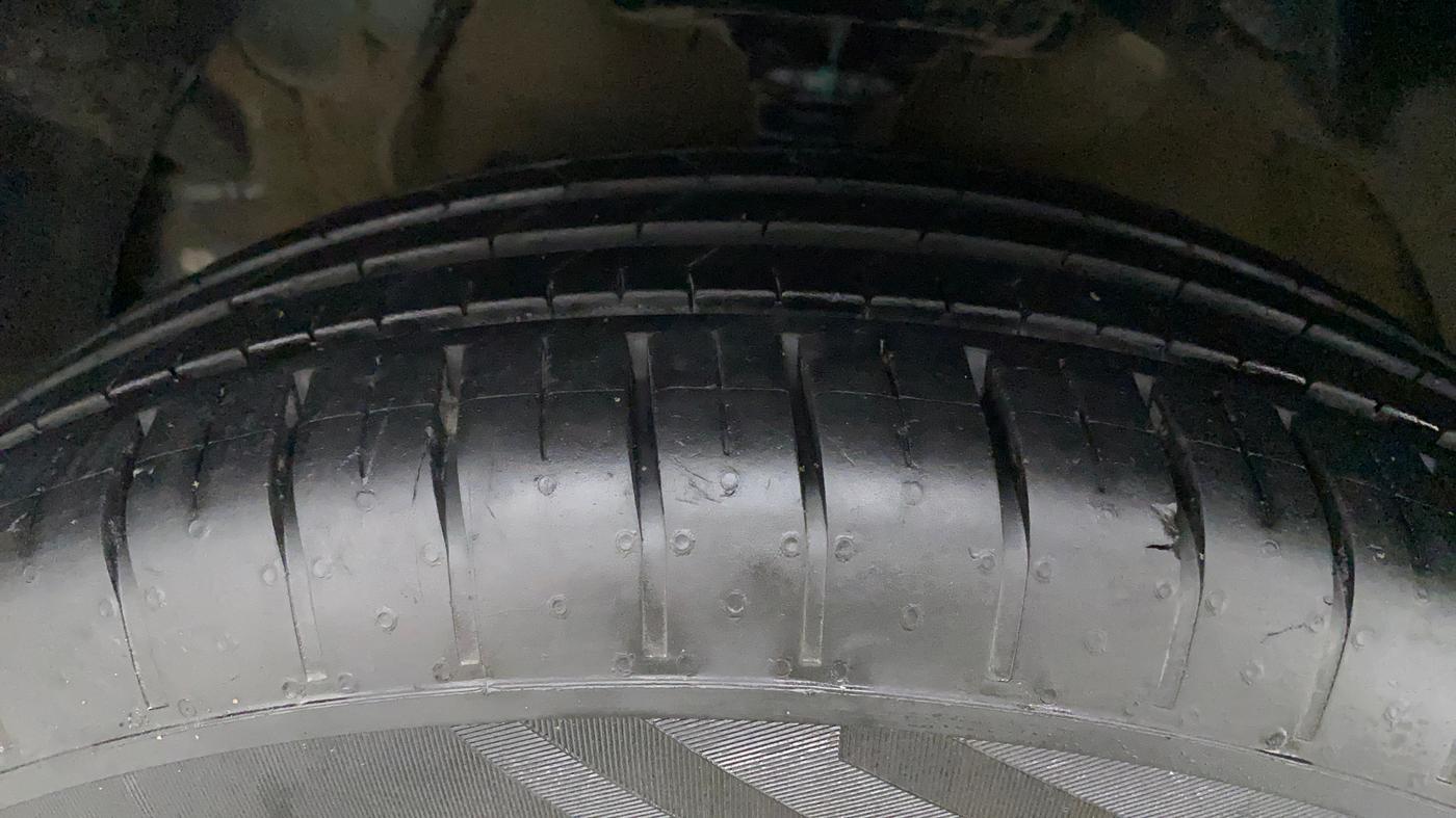 2021 Mahindra XUV300 W6 1.2 PETROL AMT, Petrol, Automatic, 29,945 km, Left Front Tyre Tread