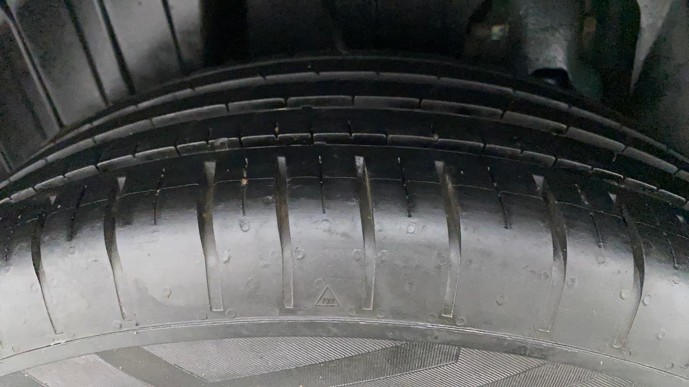 2021 Mahindra XUV300 W6 1.2 PETROL AMT, Petrol, Automatic, 29,945 km, Right Rear Tyre Tread