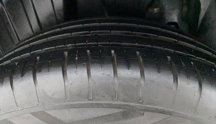 2021 Mahindra XUV300 W6 1.2 PETROL AMT, Petrol, Automatic, 29,945 km, Right Rear Tyre Tread