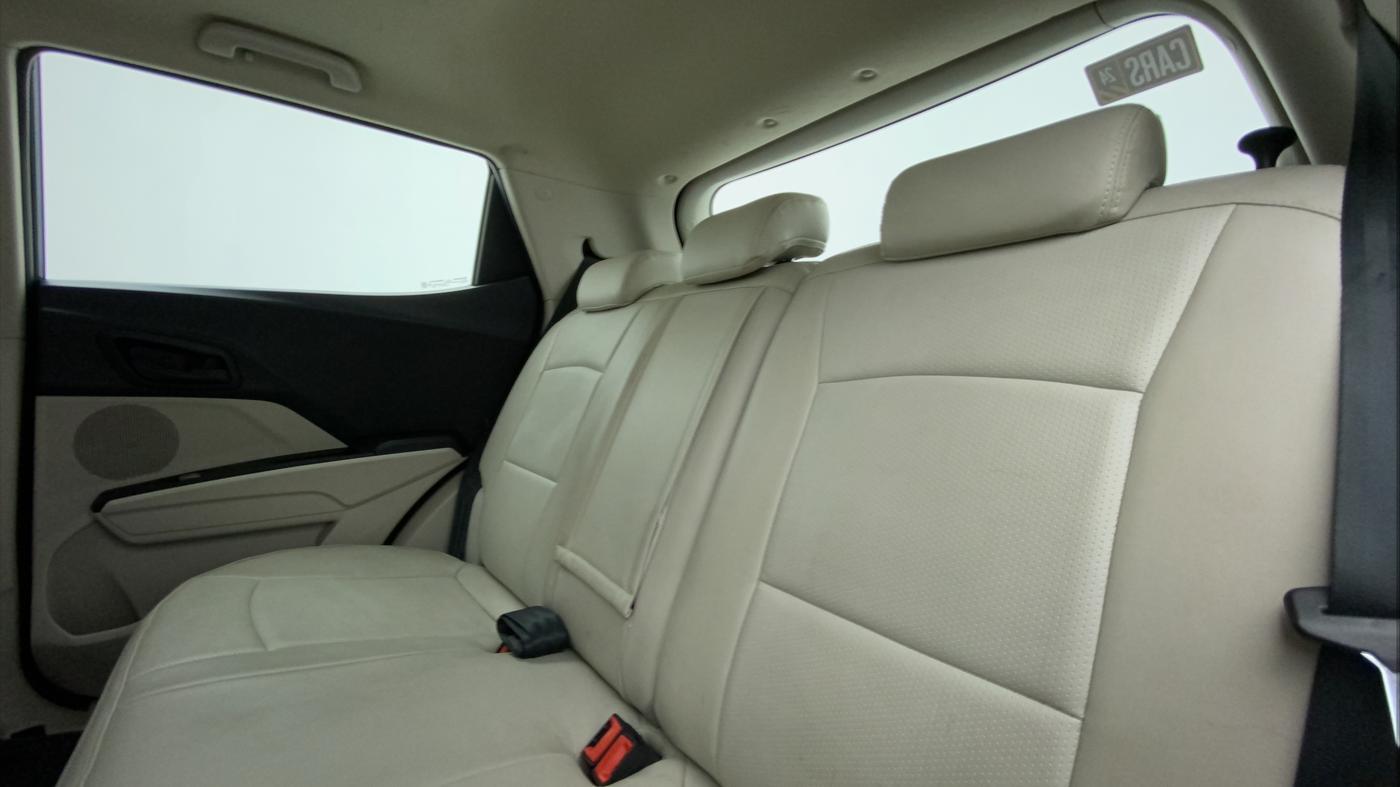 2021 Mahindra XUV300 W6 1.2 PETROL AMT, Petrol, Automatic, 29,945 km, Right Side Rear Door Cabin