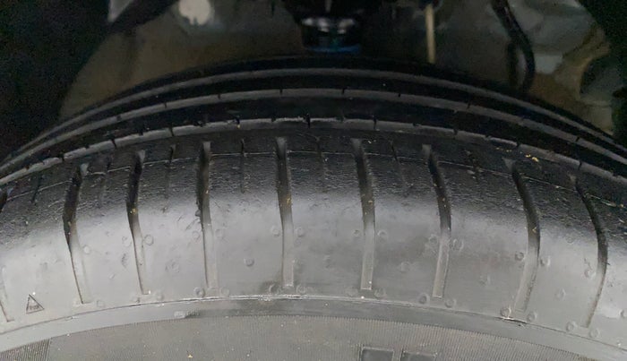 2021 Mahindra XUV300 W6 1.2 PETROL AMT, Petrol, Automatic, 29,945 km, Right Front Tyre Tread