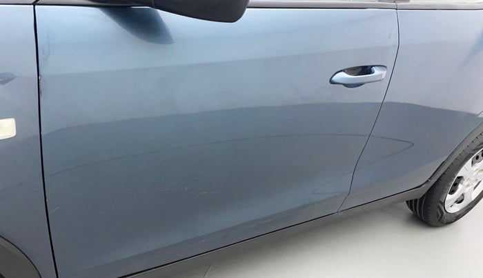 2021 Mahindra XUV300 W6 1.2 PETROL AMT, Petrol, Automatic, 29,945 km, Front passenger door - Slightly dented