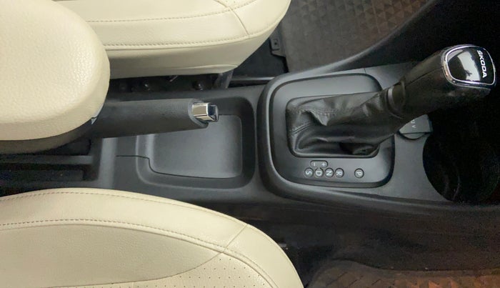 2017 Skoda Rapid 1.6 MPI STYLE AT, Petrol, Automatic, 39,166 km, Gear Lever