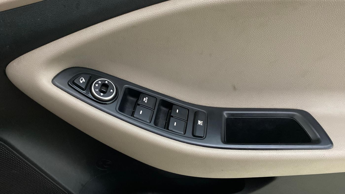 2015 Hyundai Elite i20 ASTA 1.2 (O), Petrol, Manual, 25,539 km, Driver Side Door Panels Control
