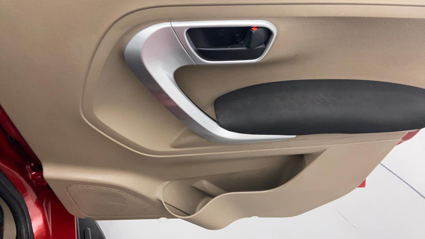 2018 Mahindra TUV300 T10 MT, Diesel, Manual, 36,128 km, Driver Side Door Panels Control