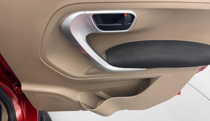 2018 Mahindra TUV300 T10 MT, Diesel, Manual, 36,128 km, Driver Side Door Panels Control