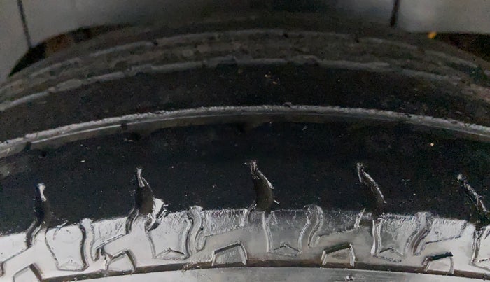 2018 Mahindra TUV300 T10 MT, Diesel, Manual, 36,128 km, Right Rear Tyre Tread