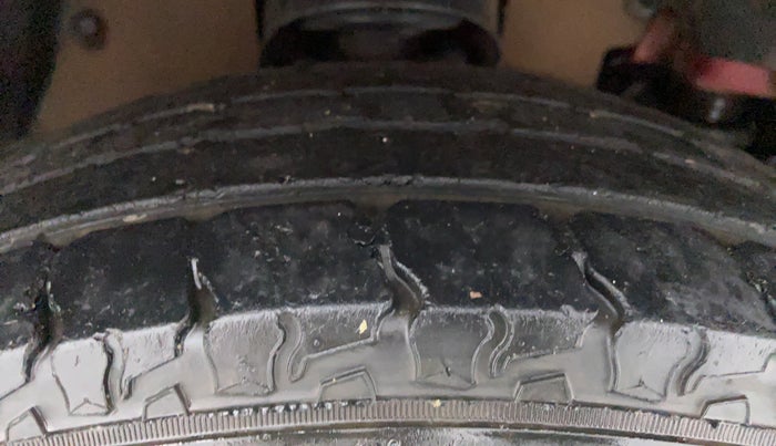 2018 Mahindra TUV300 T10 MT, Diesel, Manual, 36,128 km, Right Front Tyre Tread