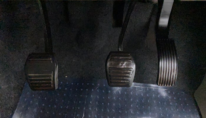 2018 Mahindra TUV300 T10 MT, Diesel, Manual, 36,128 km, Pedals