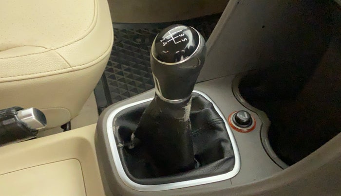 2013 Volkswagen Vento HIGHLINE DIESEL, Diesel, Manual, 74,296 km, Gear lever - Boot cover slightly torn