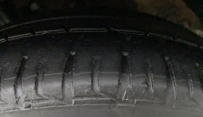 2013 Volkswagen Vento HIGHLINE DIESEL, Diesel, Manual, 74,296 km, Left Front Tyre Tread