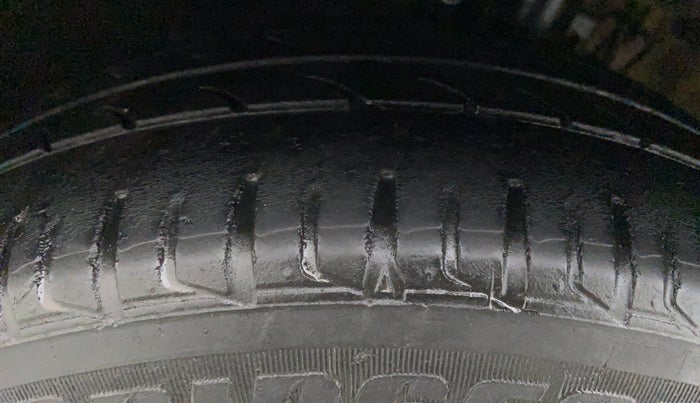 2013 Volkswagen Vento HIGHLINE DIESEL, Diesel, Manual, 74,296 km, Right Front Tyre Tread