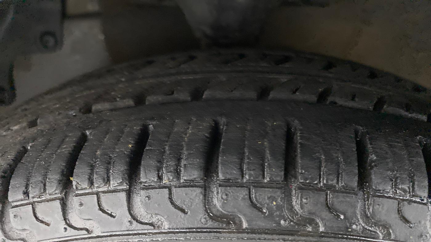 2015 Hyundai Eon MAGNA PLUS, Petrol, Manual, 79,610 km, Left Front Tyre Tread