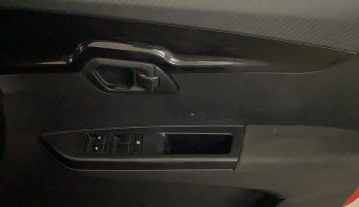 2018 Mahindra KUV 100 NXT K8 P 6 STR, CNG, Manual, 47,976 km, Driver Side Door Panels Control