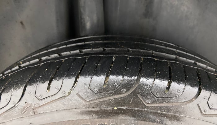 2015 Volkswagen Vento HIGHLINE PLUS 1.2 AT 16 ALLOY, Petrol, Automatic, 48,649 km, Right Rear Tyre Tread