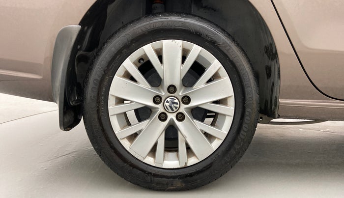 2015 Volkswagen Vento HIGHLINE PLUS 1.2 AT 16 ALLOY, Petrol, Automatic, 48,649 km, Right Rear Wheel