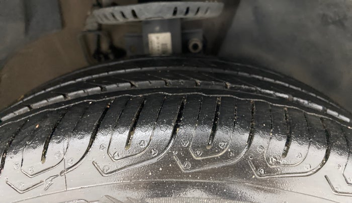 2015 Volkswagen Vento HIGHLINE PLUS 1.2 AT 16 ALLOY, Petrol, Automatic, 48,649 km, Right Front Tyre Tread