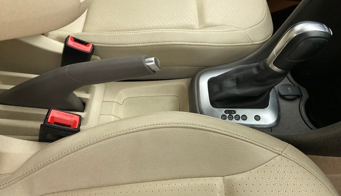 2015 Volkswagen Vento HIGHLINE PLUS 1.2 AT 16 ALLOY, Petrol, Automatic, 48,649 km, Gear Lever